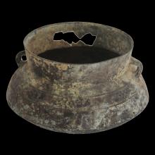 Vase bas en bronze � patine de fouilles